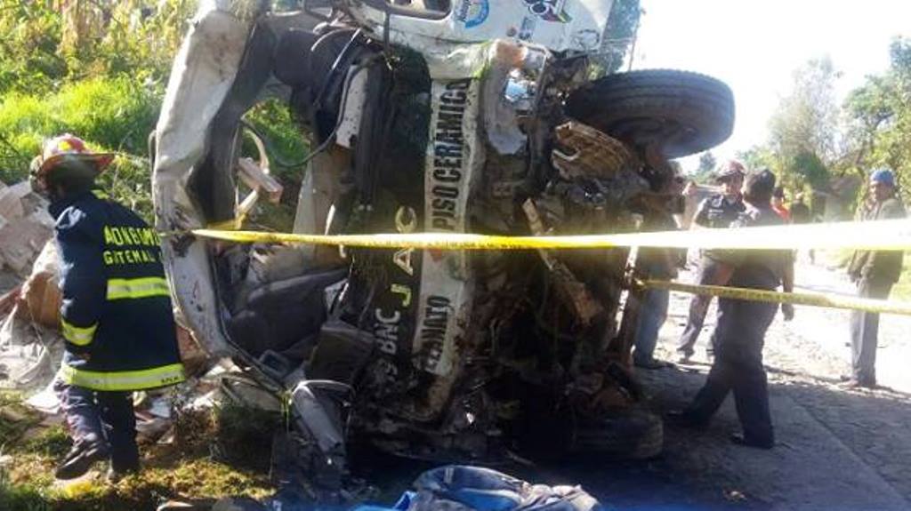 Camión quedó destruido a causa del accidente en San Antonio Sacatepéquez. (Foto Prensa Libre: Aroldo Marroquín).