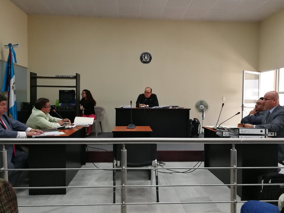 Juez Walter Villatoro dictaminó sobreseimiento para los primeros implicados en el homicidio de José Armando Melgar Moreno. (Foto Prensa Libre: Manuel Hernández)