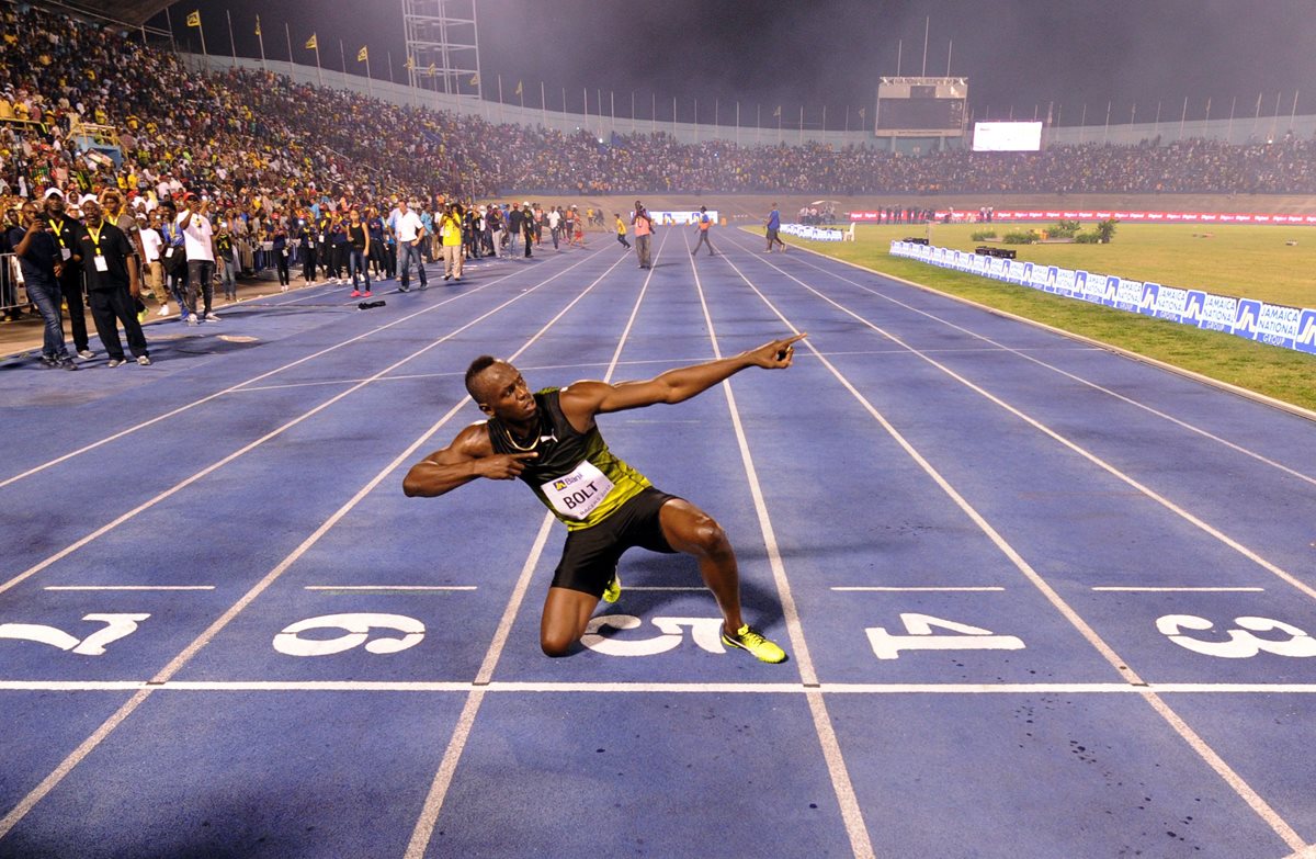 Usain Bolt se despidió de sus compatriotas con su tradicional festejo. (Foto Prensa Libre: AFP)