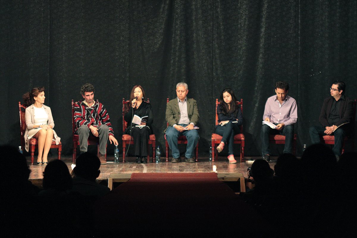 Poetas llegaron a Quetzaltenango para compartir su poesía. (Foto Prensa Libre: Carlos Ventura).