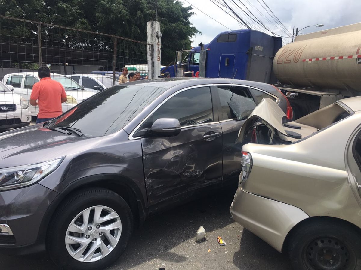 El tráiler chocó contra dos vehículos que se dirigían a Periférico sur. (Foto Prensa Libre: PMT)