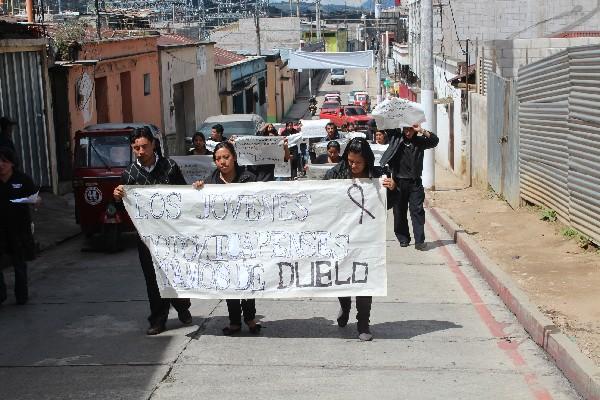Un grupo de jóvenes manifestó el fin de semana en varias calles de Totonicapán, en una protesta silenciosa efectuada ayer por los hechos del jueves.