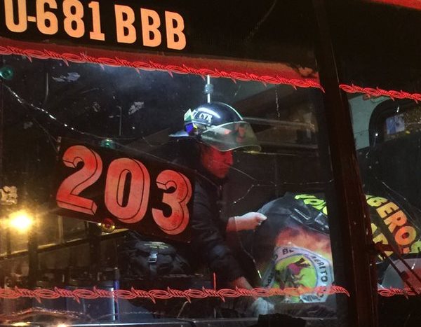 El piloto del bus ruta 203, Samuel Román, fue atacado a balazos en la zona 12 capitalina. (Foto Prensa Libre: Bomberos Voluntarios)