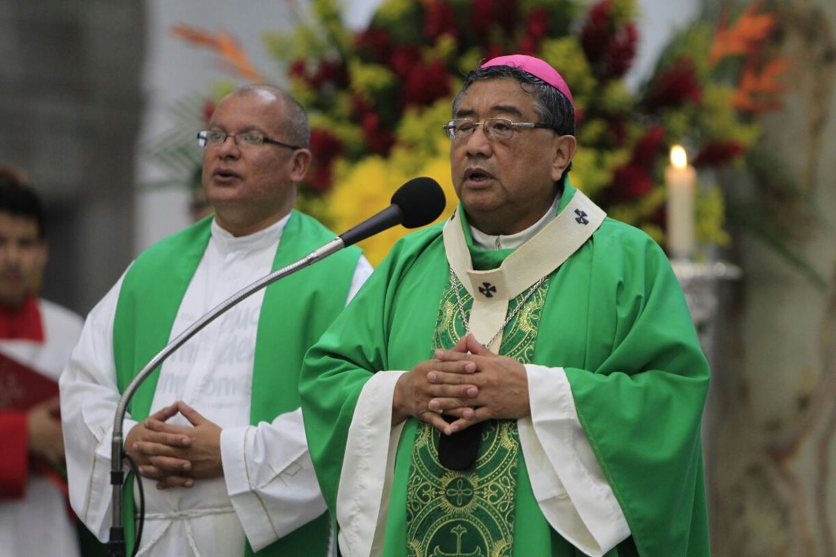 El arzobispo Óscar Julio Vian considera que el presidente Jimmy Morales hizo bien en retirar la propuesta fiscal del Congreso (Foto Prensa Libre: Paulo Raquec).