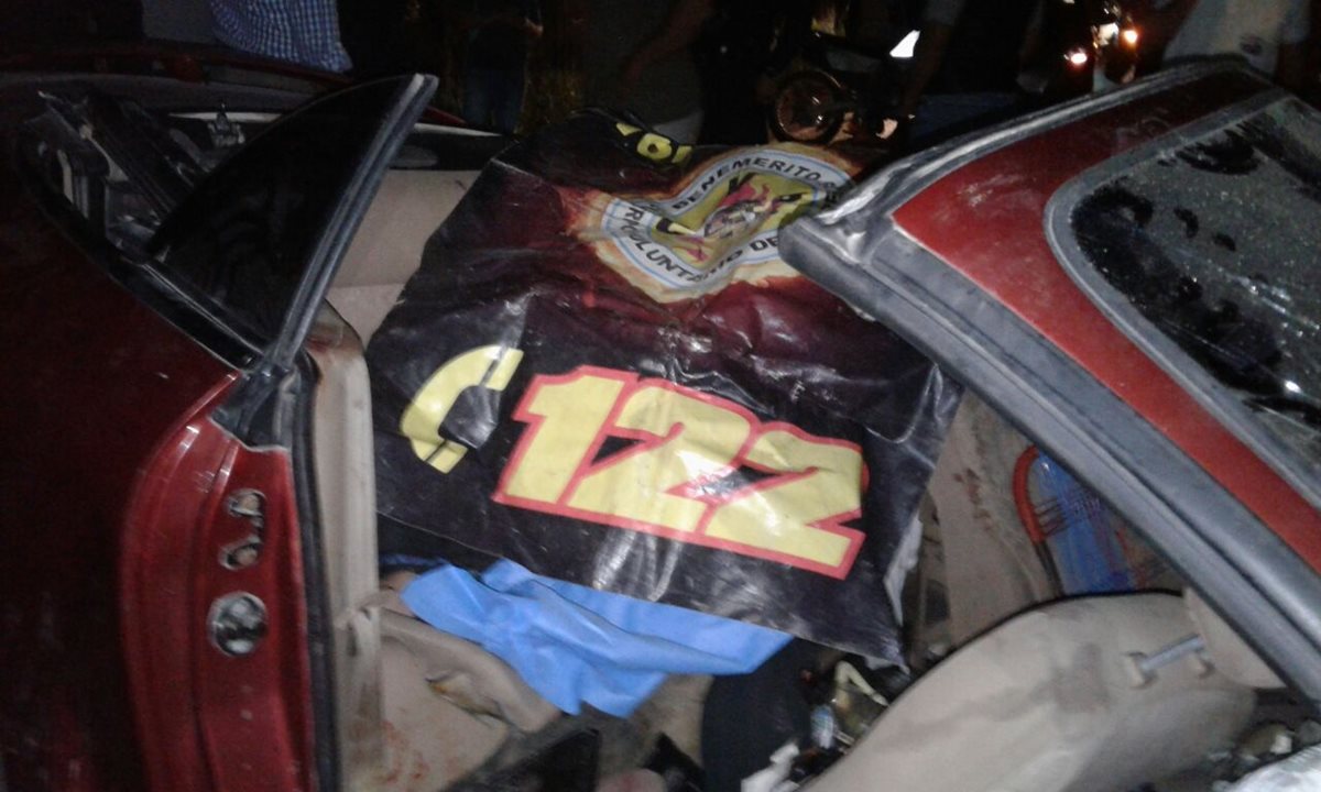 Bomberos Voluntarios reportan dos muertos en accidente de tránsito en Poptún, Petén. Foto Prensa Libre: Rigoberto Escobar.