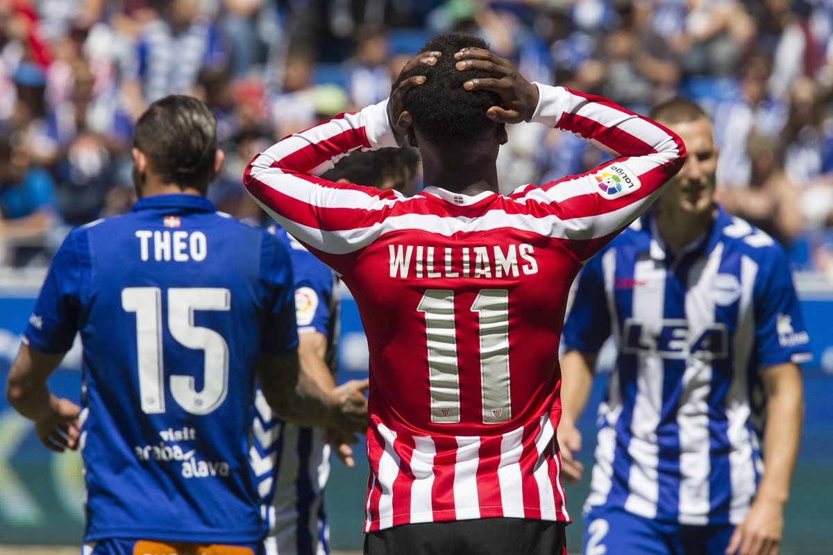 Iñaki Williams no puede creer que su equipo perdió frente al modesto Alavés. (Foto Prensa Libre: EFE)