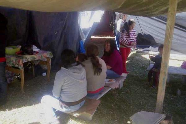 Vecinos se mantienen en la intemperie para resguardar sus pertenencias. (Foto Prensa Libre: Alex Rojas)