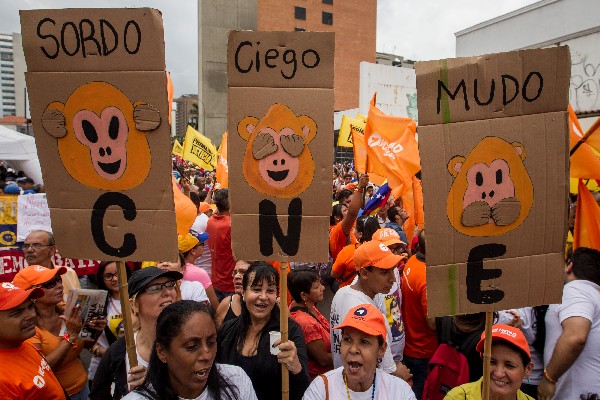 Grupo de opositores protestan contra el gobierno de Nicolás Maduro.(Foto Prensa Libre:EFE).