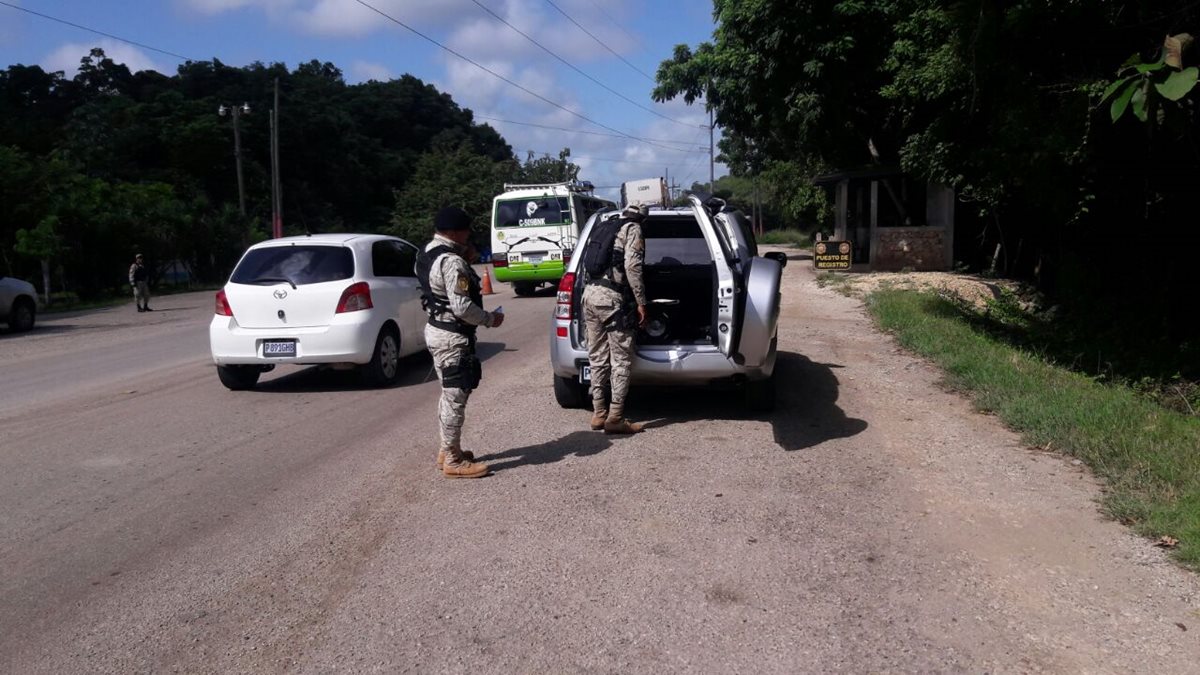 Agentes de la Diprona montan operativos contra el tráfico de animales silvestres, en Petén. (Foto Prensa Libre: Rigoberto Escobar)