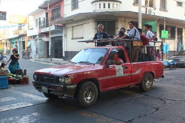 Muchas personas se vieron obligadas a usar picops para transportarse en Escuintla.