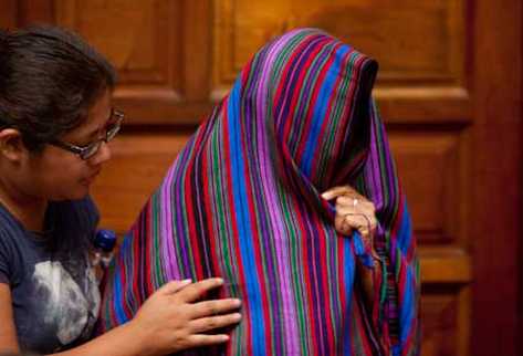 Una mujer indígena Ixil, se tapa la cara antes de testificar en el juicio por genocidio. (Foto Prensa Libre: AP)