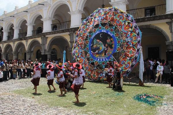 un grupo de estudiantes presenta un baile folclórico, durante el Festival del Maíz.