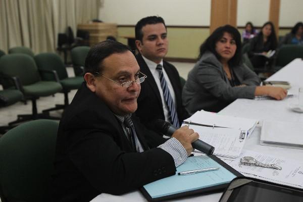 jorge herrera, del    PNR, responde preguntas.