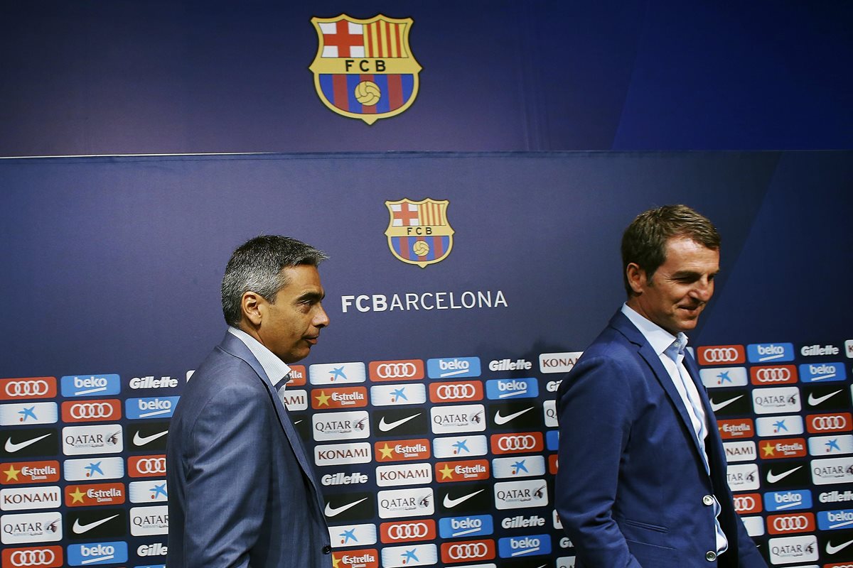 El director de deportes profesionales, Albert Soler y el secretario técnico del Barcelona, Robert Fernández, durante la conferencia de prensa de este jueves. (Foto Prensa Libre: EFE)
