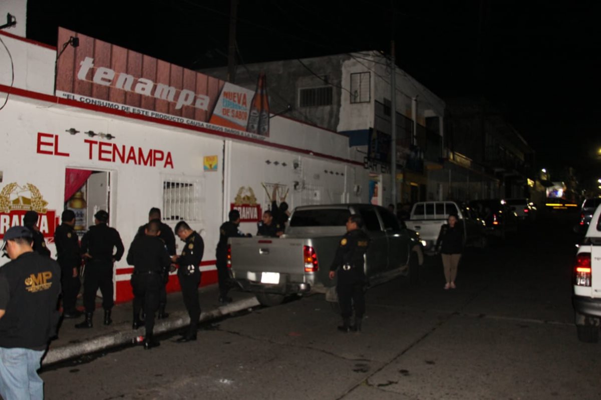 Movimiento policial durante el operativo en Mazatenango.(Prensa Libre:cortesía PNC)
