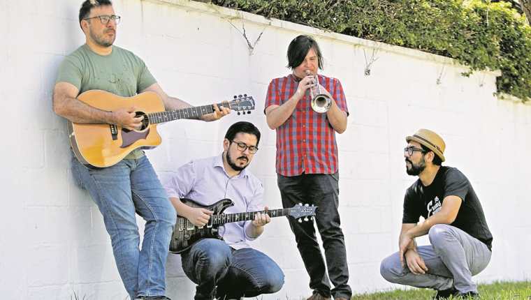 Francisco Páez, Rodolfo Hernández, Jacobo Nitsch y Leonel Hernández, preparan grandes sorpresas para los seguidores de la banda. (Foto Prensa Libre: Keneth Cruz)
