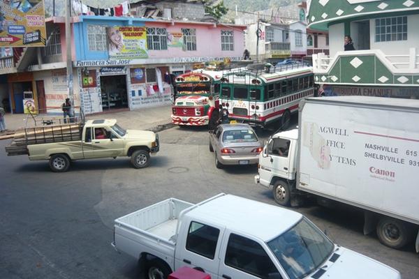 Pilotos se quejan de atascos por falta de semáforos en calles aledañas a terminal de buses. (Fotos Prensa Libre: Genner Guzmán)