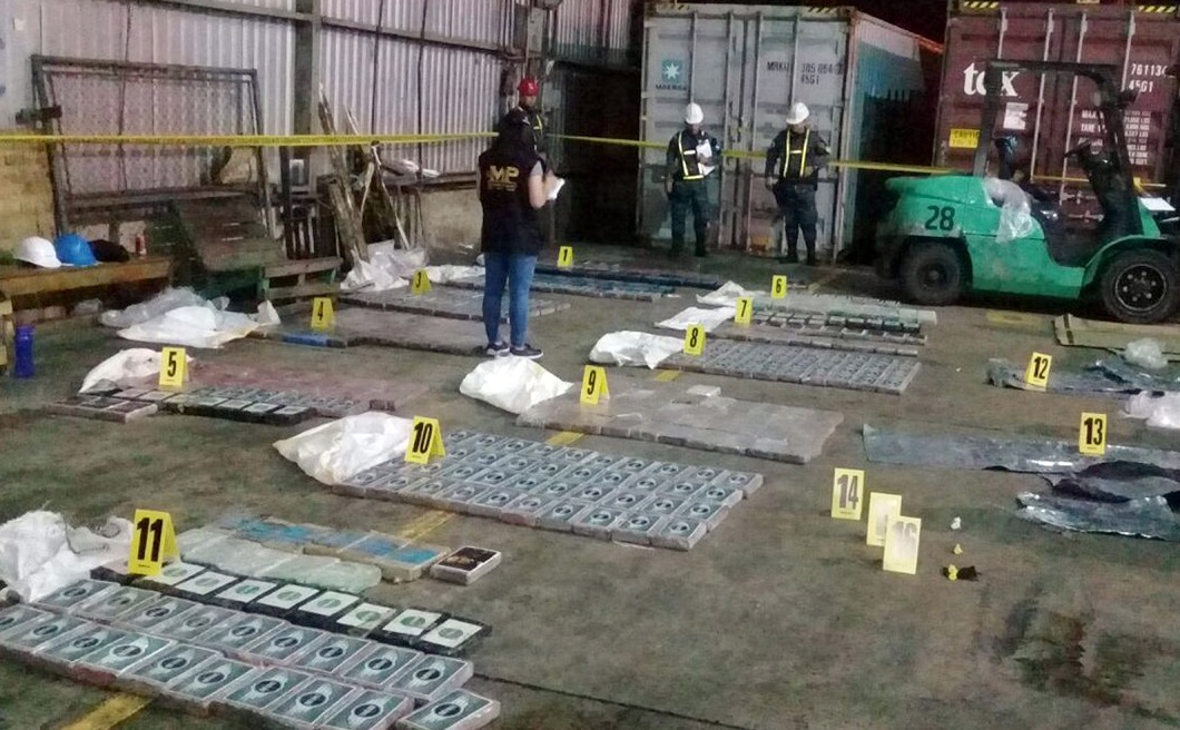 Fiscales del Ministerio Público inspeccionan los paquetes con droga incautados. (Foto Prensa Libre: Dony Stewart)