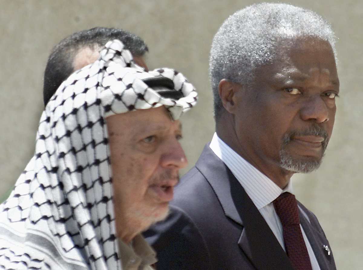 El líder palestino Yasser Arafat, junto al Secretario General de Naciones Unidas Kofi Annan, en 2001.