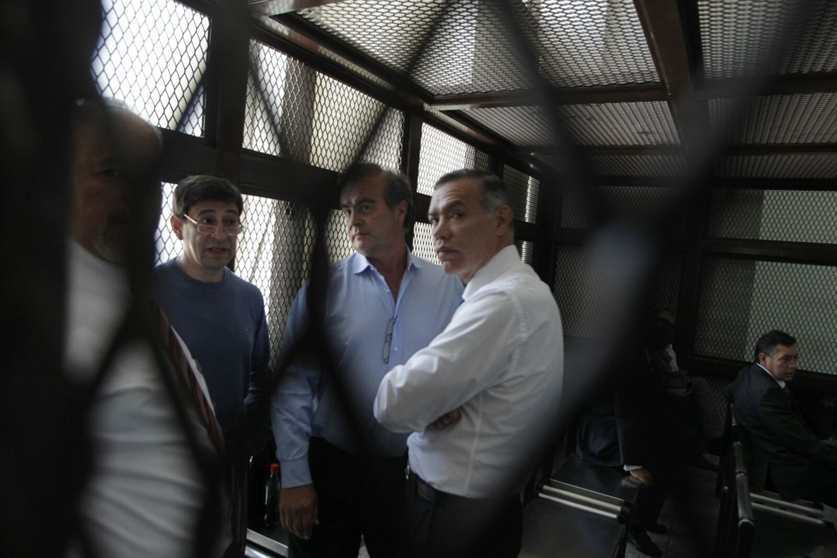 Juan de Dios Rodríguez, expresidente de la Junta Directiva del IGSS, espera el comienzo de la audiencia de apertura a juicio en su contra. (Foto Prensa Libre: Edwin Bercián)