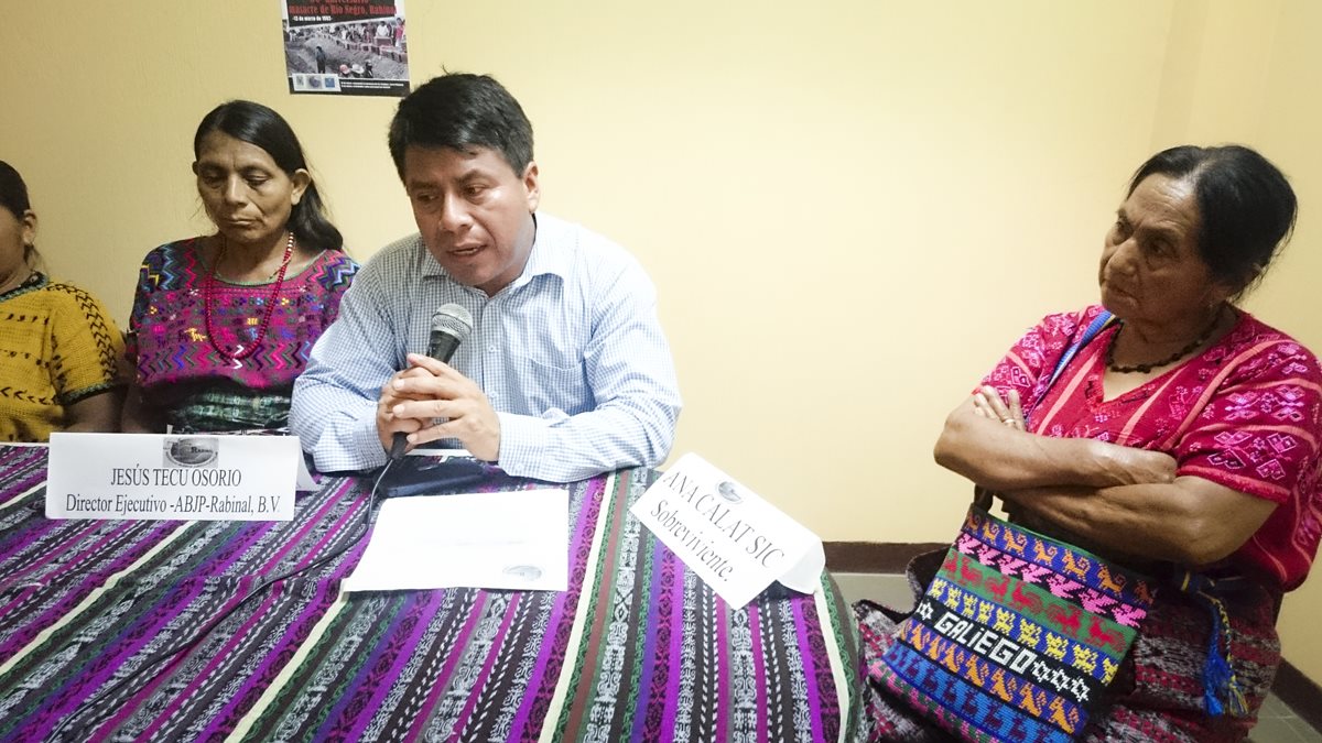 Jesús Tecú, junto a sobrevivientes de la masacre de Chichupac, Rabinal, Baja Verapaz. (Foto Prensa Libre: Carlos Grave)