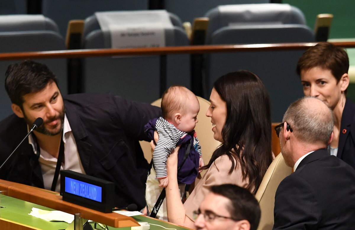 Jacinda Ardern, primera ministra de Nueva Zelanda, viajó a Nueva York junto a su hija a la Asamblea General de la ONU. (Foto Prensa Libre: AFP)