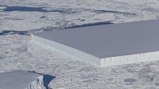 El iceberg tabular está flotando en la Antártica. NASA