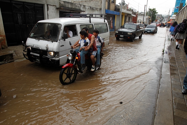 La movilidad urbana en Boca del Monte, Villa Canales, se complica por la lluvia y el colapso de los drenajes. (Foto Prensa Libre: Paulo Raquec)