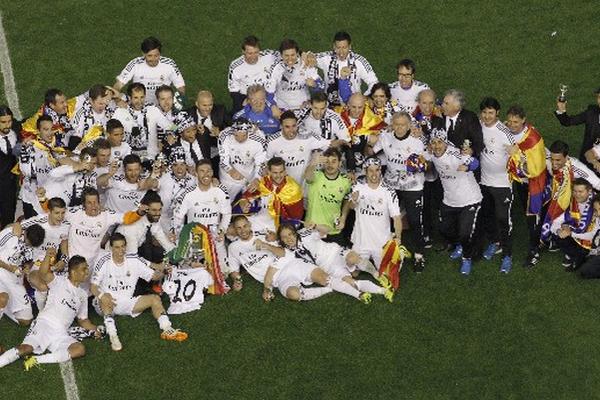 El conjunto blanco celebra el décimo noveno título de la Copa del Rey. (Foto Prensa Libre: EFE)