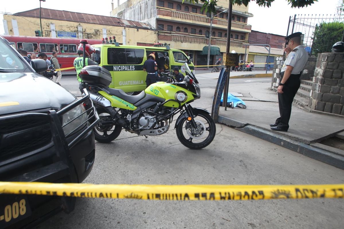 Víctima atacada a balazos en el Parque Colón trabajaba como piloto de mototaxis. (Foto Prensa Libre: Érick Ávila)
