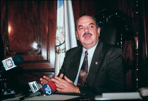 El 25 de mayo, el expresidente Jorge Antonio Serrano Elías informó a la Prensa de las medidas adoptadas.