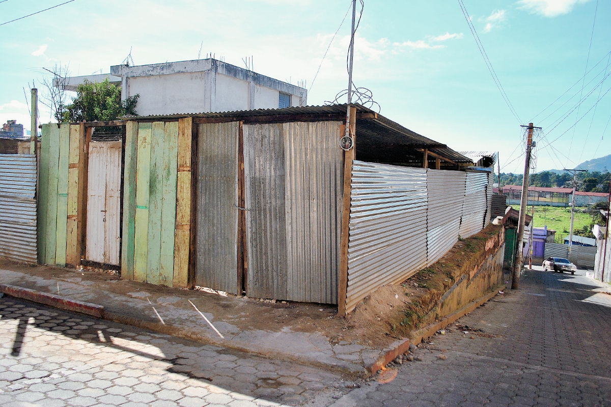 Vecinos afectados por sismo el sismo  construyeron una vivienda con láminas en el área urbana de San Pedro Sacatepéquez, San Marcos. (Foto Prensa Libre: Hemeroteca PL)