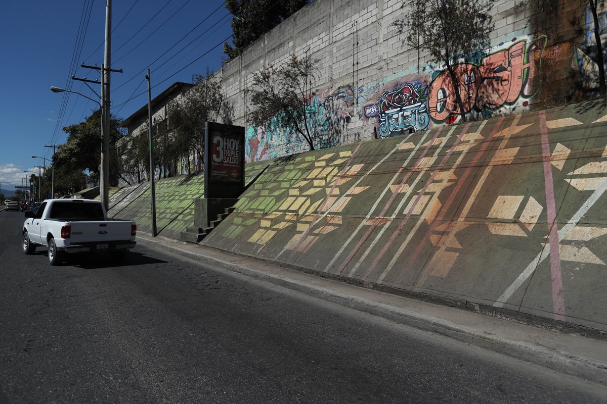 En la calzada Atanasio Tzul y 40 calle, zona 12, hay murales con arte cinético en las paredes de Instituto Guatemalteco de Seguridad Social. (Foto Prensa Libre: (Esbin García)