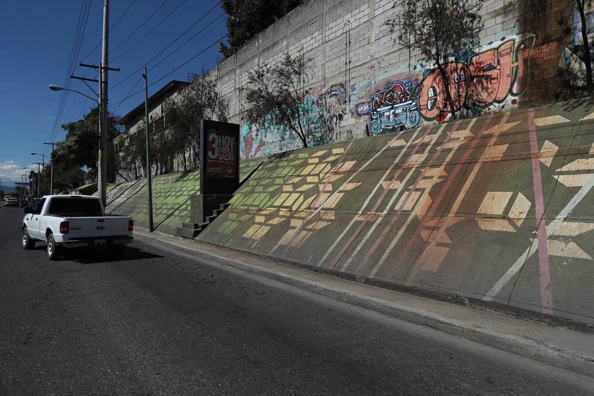 En la calzada Atanasio Tzul y 40 calle, zona 12, hay murales con arte cinético en las paredes de Instituto Guatemalteco de Seguridad Social. (Foto Prensa Libre: (Esbin García)