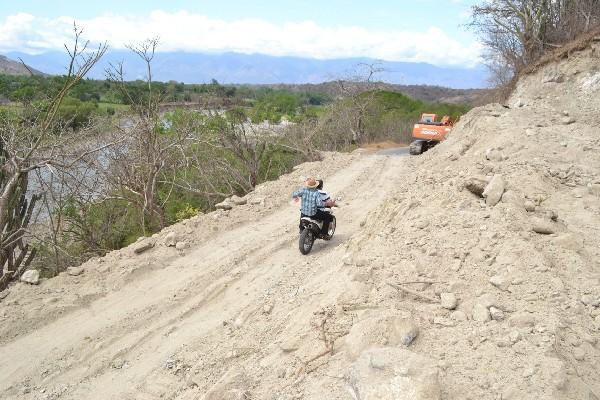 Maquinaria de la comuna de la cabecera de Zacapa amplía tramo carretero.