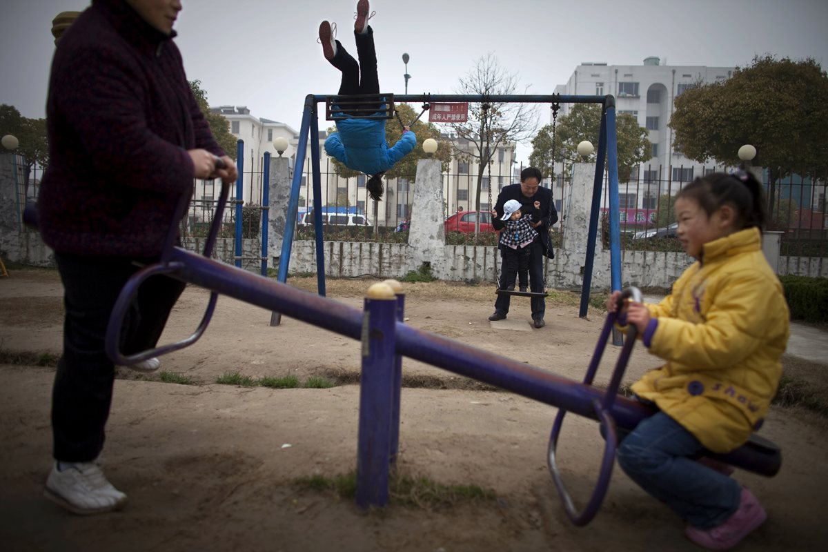 Cada vez es menos frecuente escenas donde se ven niños en los parques de China debido a la política del hijo único que rige en el país desde la década de los 70. (Foto Prensa Libre: AP).