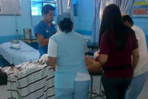 Los cuatro heridos fueron llevados al Hospital Nacional de Jutiapa. (Foto Prensa Libre: Óscar González)<br _mce_bogus="1"/>