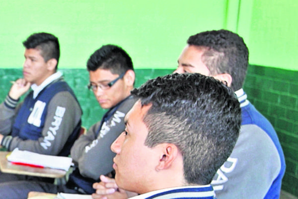 Graduandos de  la carrera de Bachillerato con Orientación en Educación deben completar su formación en la Usac. (Foto Prensa Libre: Archivo)