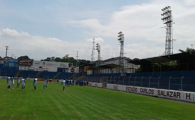 El estadio Carlos Salazar hijo deberá mejorar su iluminación. (Foto Prensa Libre: Melvin Popa)