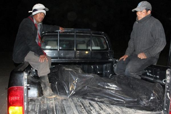 Familiares trasladan el cadáver de Gaspar Marcos.