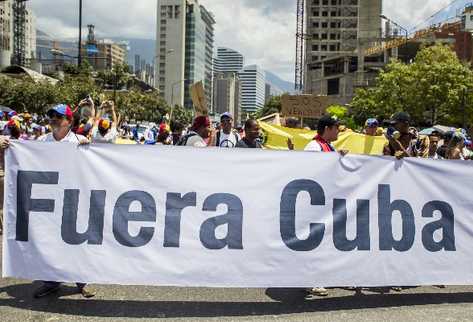Un grupo de personas participa en una manifestacion en contra del Gobierno del presidente Nicolás Maduro. (Foto Prensa Libre: AFP).