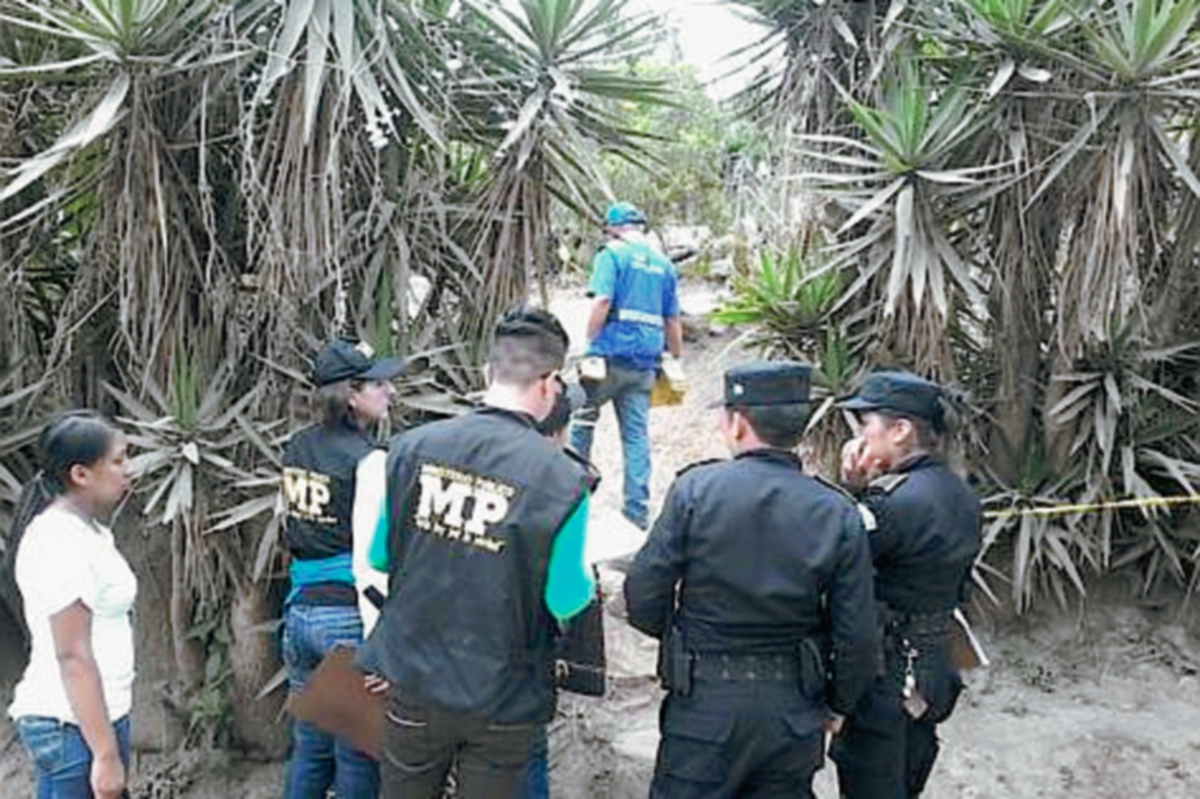 Autoridades investigan la muerte de tres integrantes de una familia en San Pedro Pinula, Jalapa. (Foto Prensa Libre: Hugo Oliva)