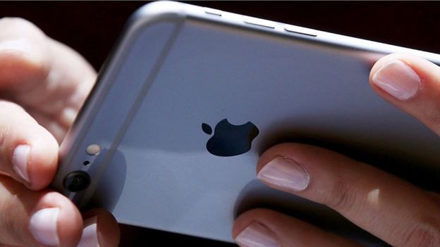 La empresa californiana admitió que creó una función en el software de algunos de sus modelos de iPhone, incluido el 7, para "evitar apagones". GETTY IMAGES