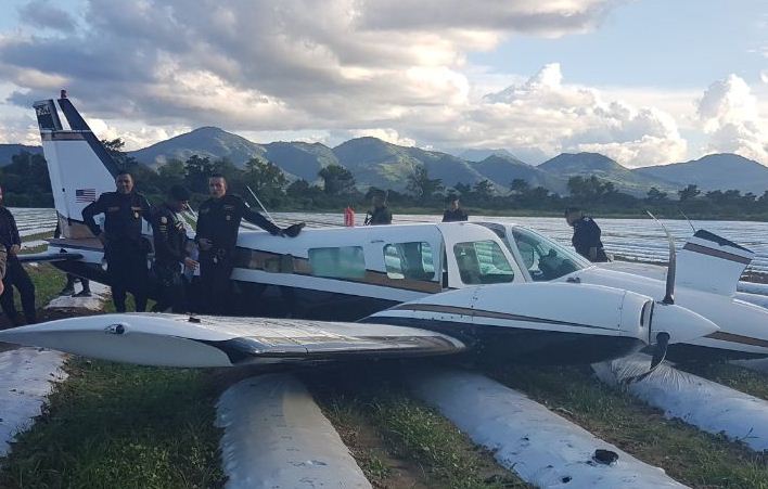 Agentes de la Policía Nacional Civil revisan la avioneta que aterrizó forzosamente en cultivos de una finca en Jutiapa. (Foto Prensa Libre: Hugo Oliva)