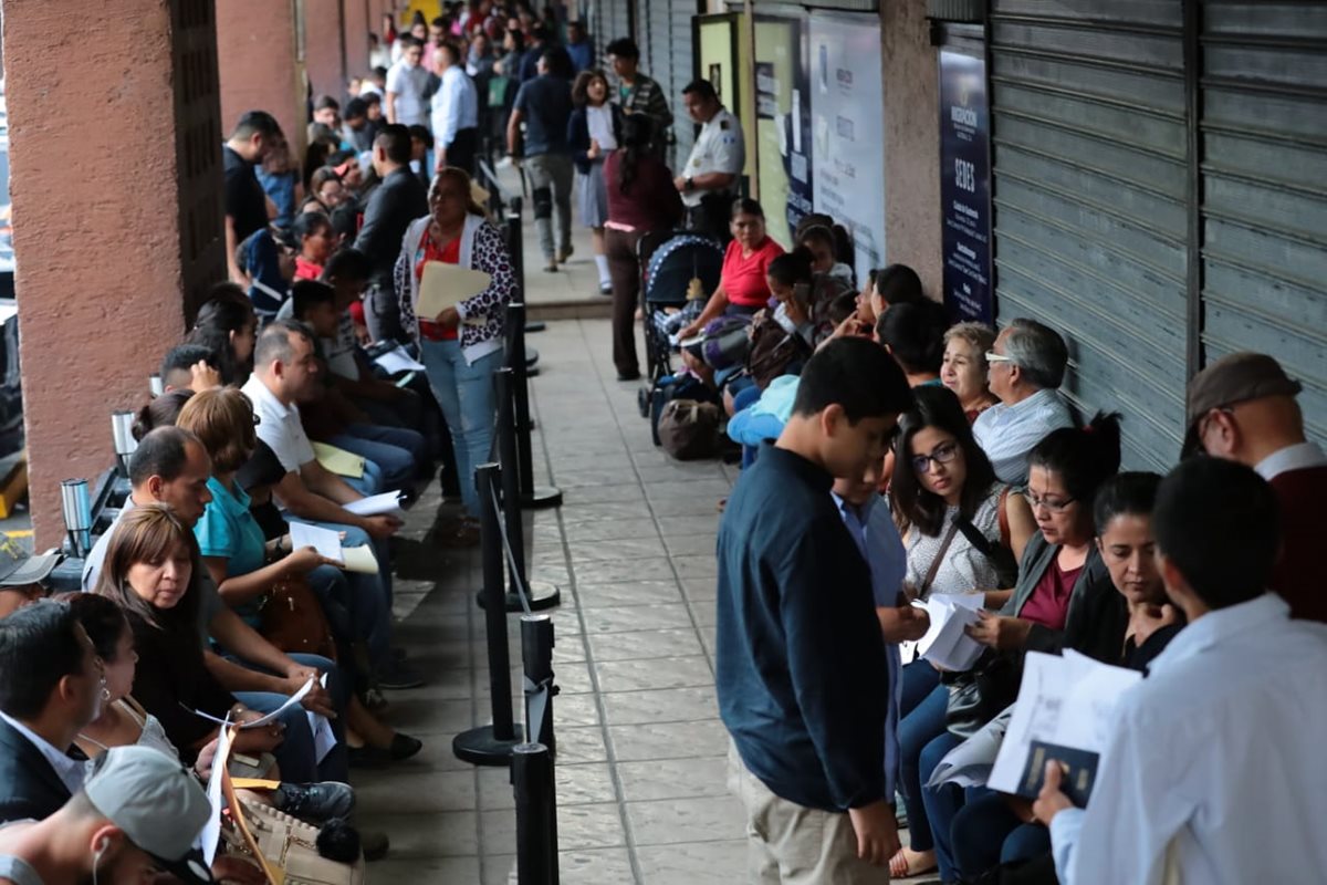 Usuarios hacen fila para tramitar su pasaporte este viernes. (Foto Prensa Libre: Álvaro Interiano).