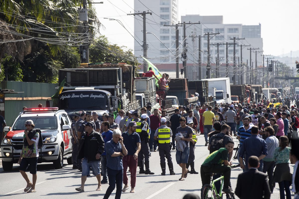 Un grupo de camioneros bloquean una calle de acceso a la central de abastos de Sao Paulo, Brasil. (EFE).