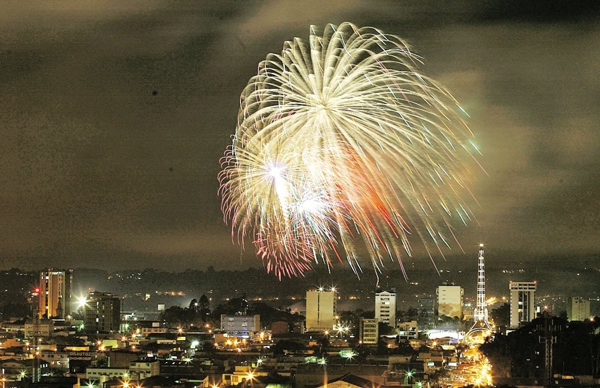 Las Luces Campero iluminarán el cielo este domingo 11 de diciembre. (Foto Prensa Libre: Hemeroteca PL)