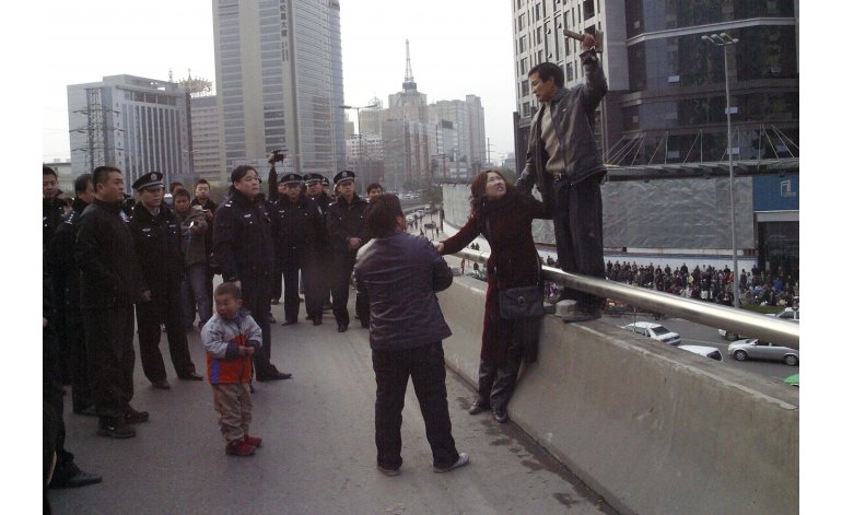 Debate despertó el castigo público a ocho trabajadores chinos. (Foto Prensa Libre: www.mundomxpr.com)