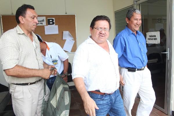 José Linares Rojas —centro—, alcalde de San Lorenzo, Suchitepéquez.