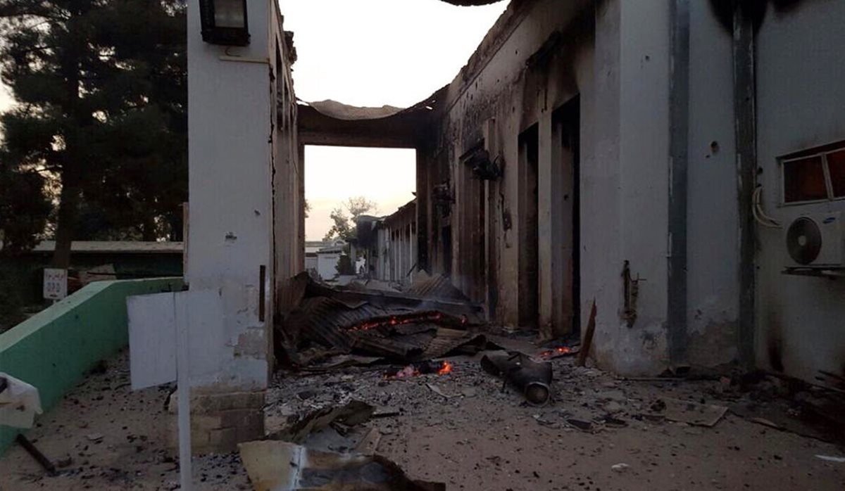 El hospital quedó parcialmente destruido después el ataque de las fuerzas estadounidenses. (Foto Prensa Libre: AP).